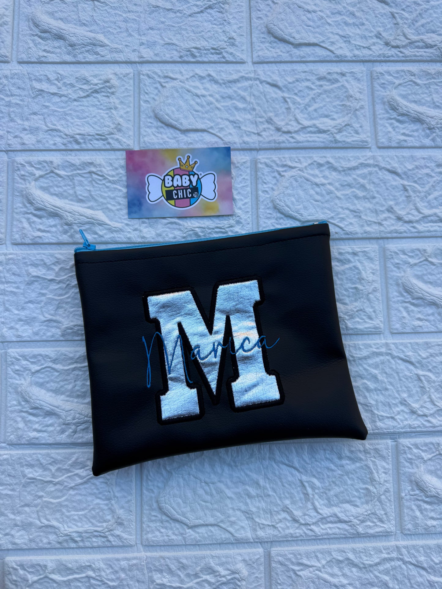 Pochette con iniziale e nome